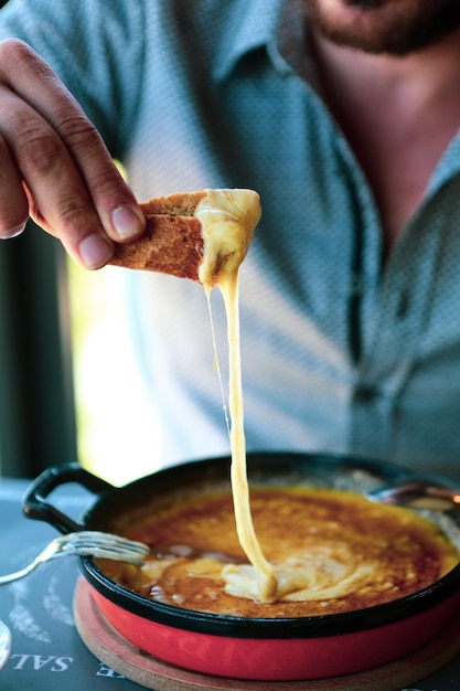 Mingau de milho Muhlama com queijo