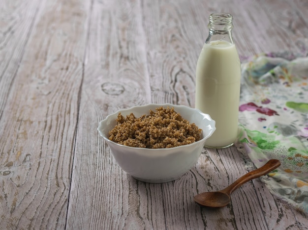 Mingau de quinua com cacau e leite de amêndoa sobre uma mesa de madeira com um pedaço de pano. Dieta saudável.