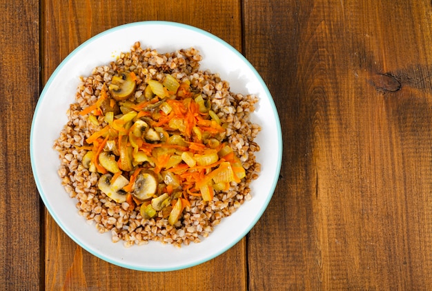 Mingau de trigo sarraceno com cebola, cenoura e cogumelos.