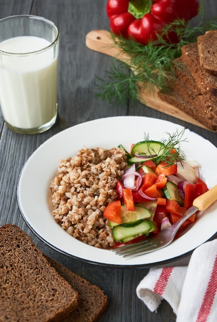 Mingau de trigo sarraceno e salada de legumes em uma tigela