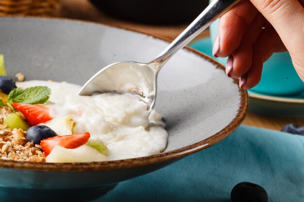 Mingau e arroz com frutas em uma tigela