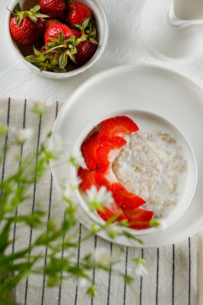 mingau hercúleo com morangos e margaridas