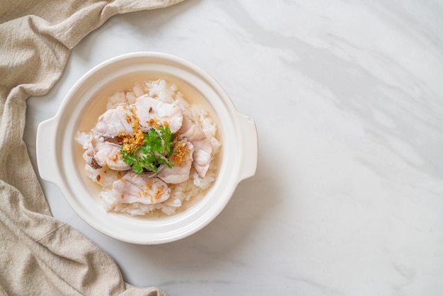mingau ou sopa de arroz cozido com aquário