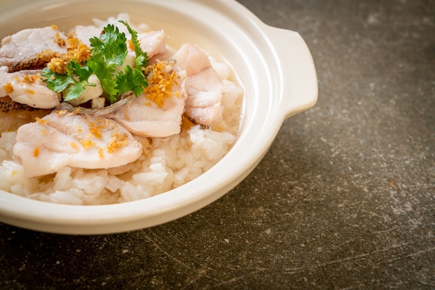 Mingau ou sopa de arroz cozido com aquário