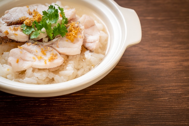 mingau ou sopa de arroz cozido com aquário