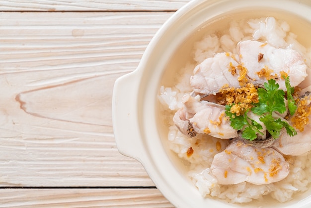 Mingau ou sopa de arroz cozido com aquário