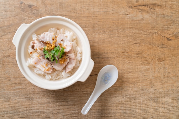 Mingau ou sopa de arroz cozido com aquário