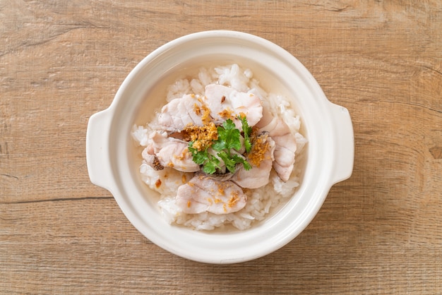 mingau ou sopa de arroz cozido com aquário