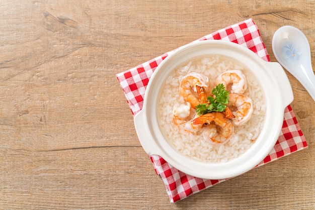 mingau ou sopa de arroz cozido com tigela de camarão