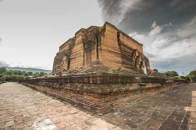 Mingun Pahtodawgyi al amanecer