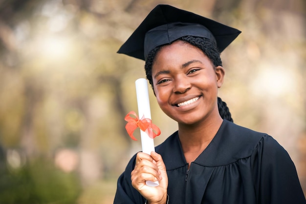 Minha passagem direto para uma carreira de sucesso. Retrato de uma jovem segurando seu diploma no dia da formatura.