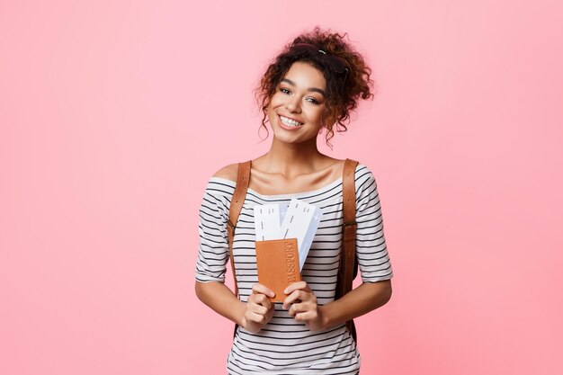 Foto minhas férias mulher feliz com passaporte e passagens aéreas