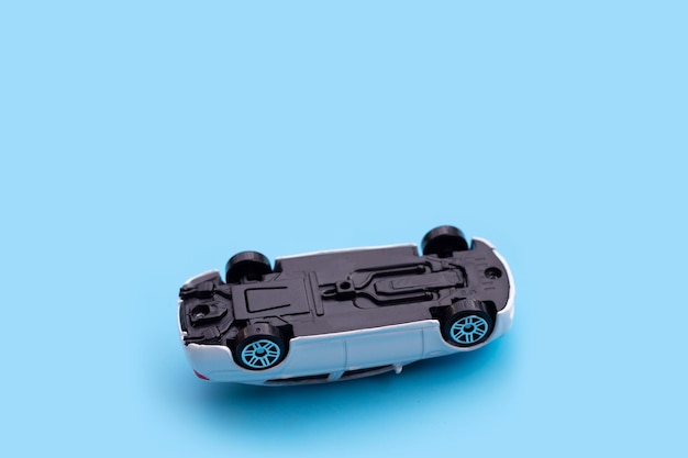 Mini acidente de carro de brinquedo em fundo azul