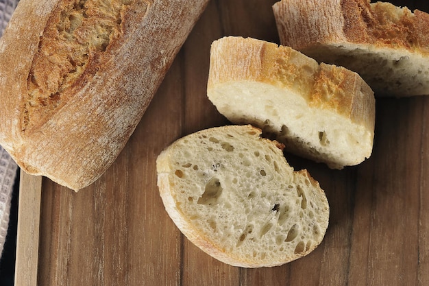 Mini baguetes em um fundo preto - cozinha francesa