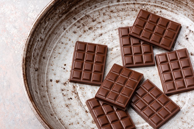 Mini barras de chocolate em um prato