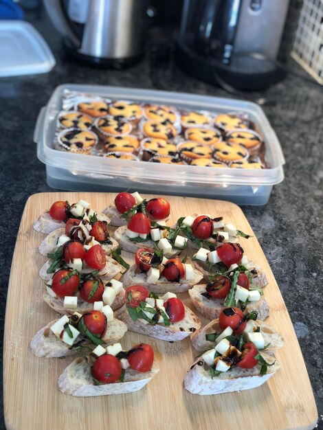 Foto mini-blueberry-zitronen-pfund-cupcakes und caprese-bruschetta mit einer feigenbalsam-reduktion