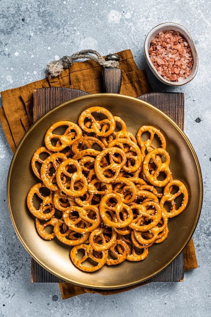 Mini bolachas de pretzels com sal Fundo cinza Vista superior