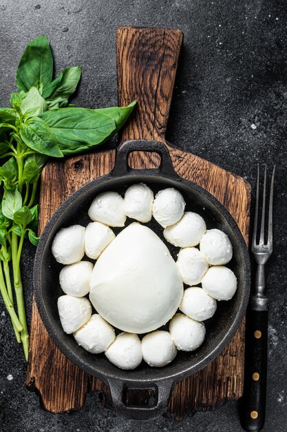 Mini bolinhas de queijo mussarela na panela com manjericão