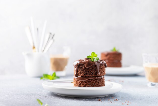 mini bolo com ganache de chocolate e hortelã