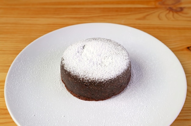 Mini bolo de chocolate caseiro rico e úmido polvilhado com açúcar de confeiteiro