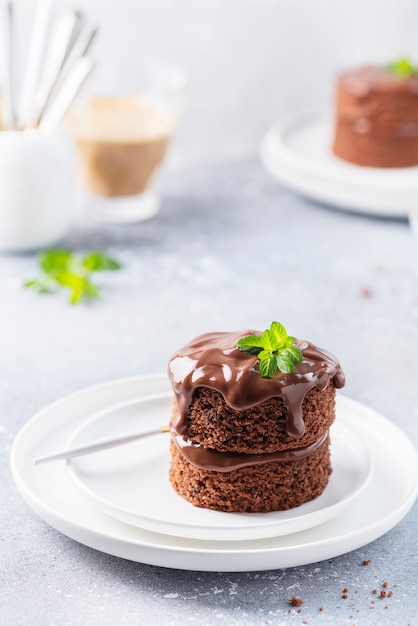 Mini bolo de chocolate com ganash de chocolate e hortelã