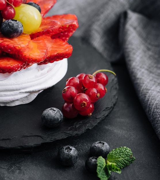 Mini bolo de merengue pavlova decorado com frutas frescas