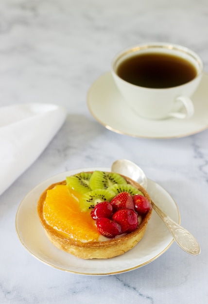 Mini bolo ou torta com creme e várias frutas em geléia.