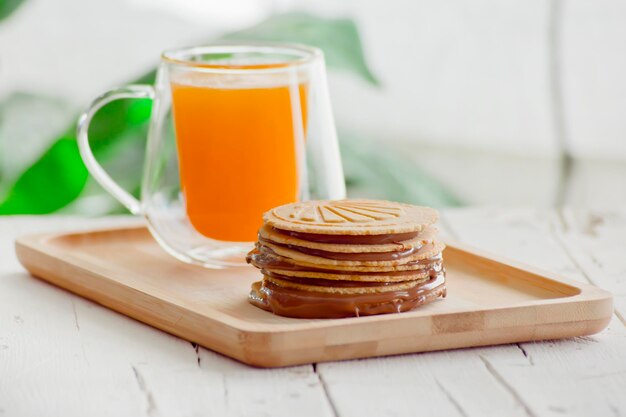 Mini bolo wafer com creme de chocolate e avelã e suco natural de laranja