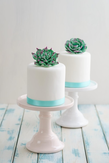 Mini bolos de casamento suculentos