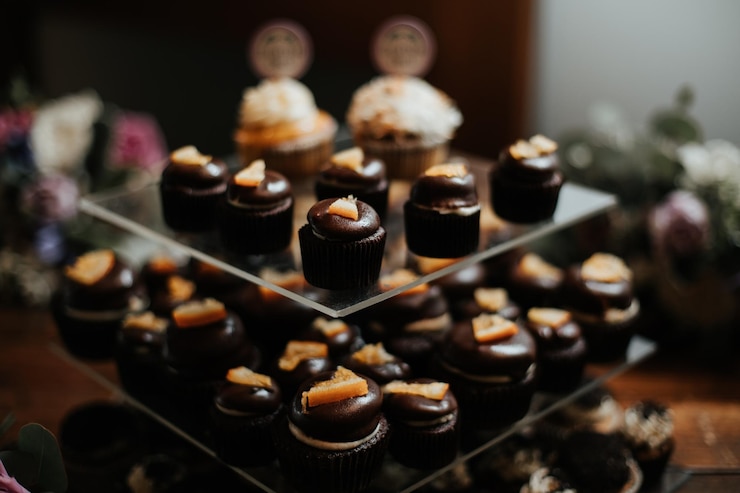 Foto mini bolos de chocolate com pedaços de laranja exibidos em uma barra de doces