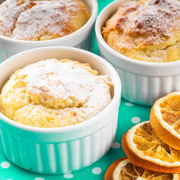 Mini bolos de natal com canela e raspas de laranja