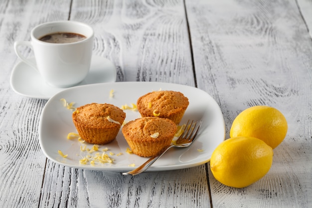 Mini bolos de pão na mesa