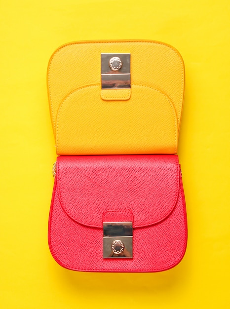 Mini bolsas de couro vermelho e amarelo