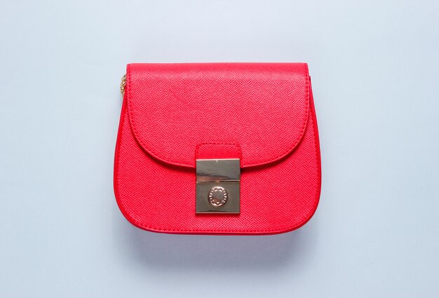 Mini bolso de cuero rojo sobre superficie gris