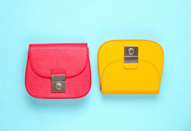 Mini bolsos de cuero rojo y amarillo