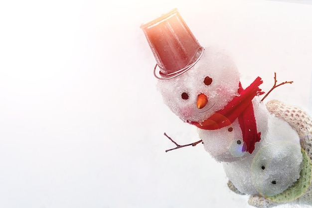 Mini boneco de neve com fundo desfocado