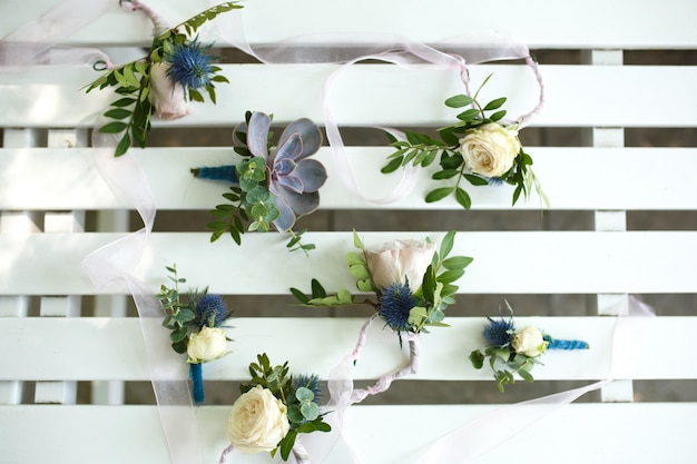 Foto mini buquês de flores frescas na cerca decorativa de madeira branca