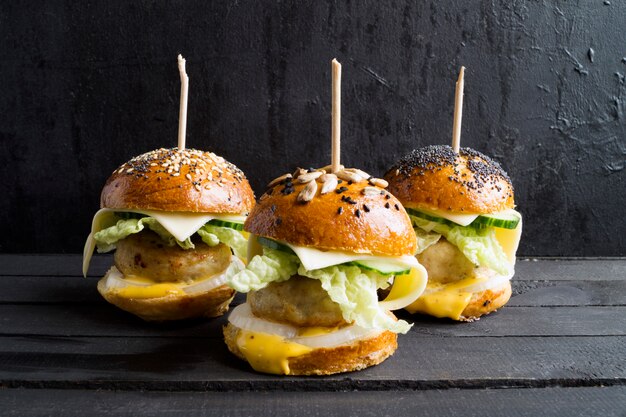 Mini-Burger mit Hühnerkotelett.