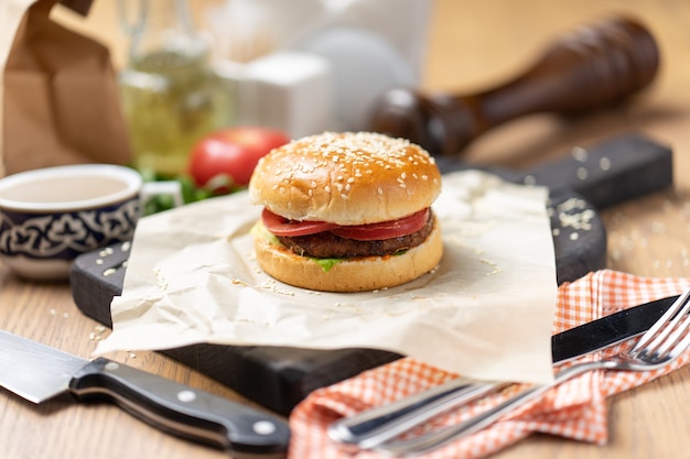 Mini Burger mit Rindfleischpastetchen und Tomaten. Geringe Schärfentiefe
