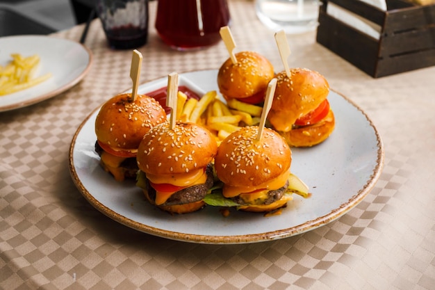 Mini-Burger und Bratkartoffeln auf dem Teller