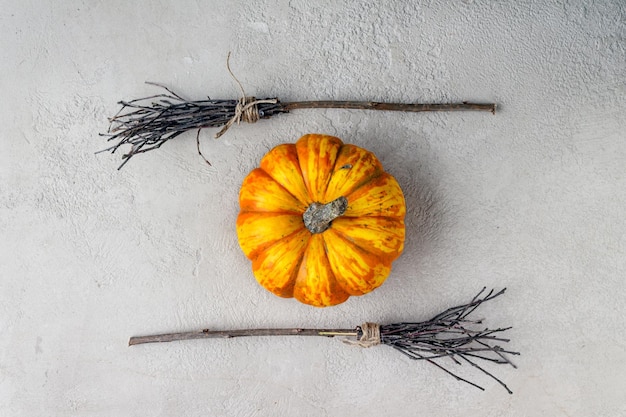 Mini calabaza naranja y dos escobas decoración de halloween