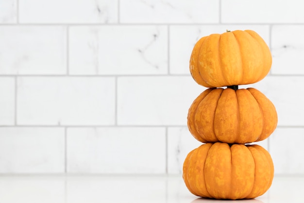 Mini calabazas de otoño en una cocina