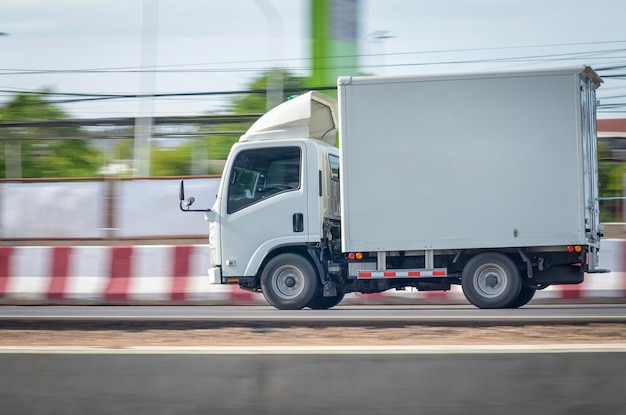 Mini caminhões brancos para transporte estão sendo executados em conceitos urgentes de transporte de tráfego imagem borrada de movimento