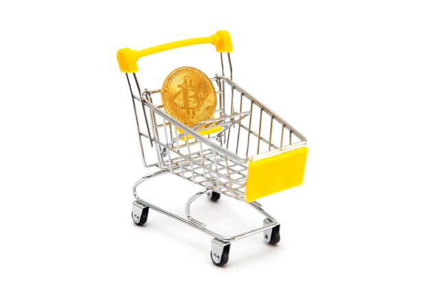 Mini carrito de la compra con bitcoin aislado en blanco