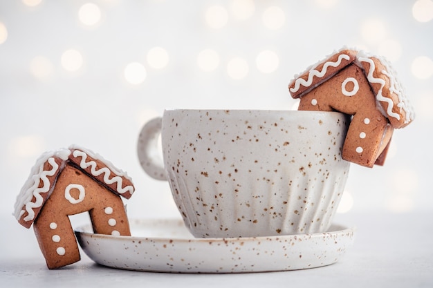 Mini casa de pão de mel e decoração de natal de neve