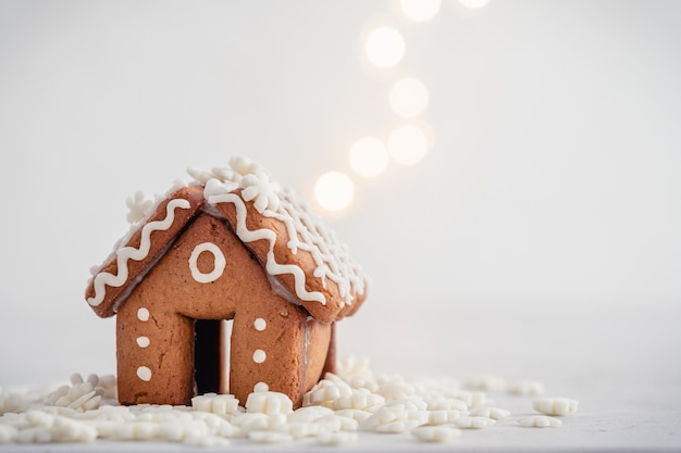 Mini casa de pão de mel e decoração de natal de neve