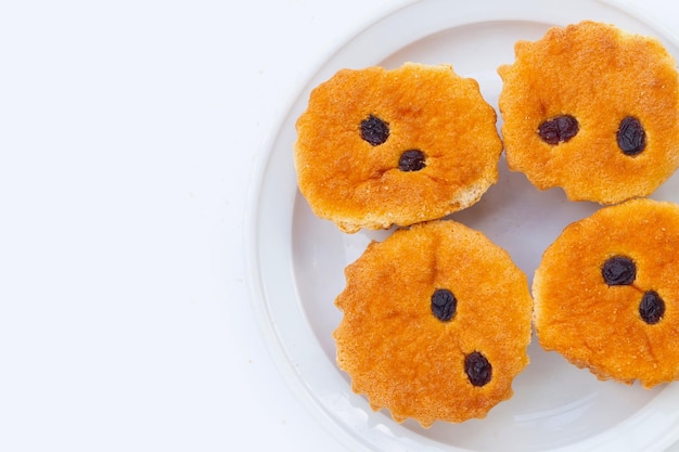 Mini-Castella-Kuchen auf weißem Hintergrund