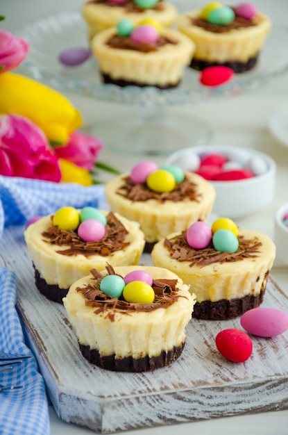 Mini cheesecake de brownie de páscoa com ovos de chocolate e doces