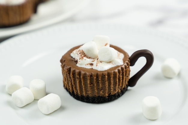 Mini cheesecake de chocolate decorado com chantilly e marshmallow