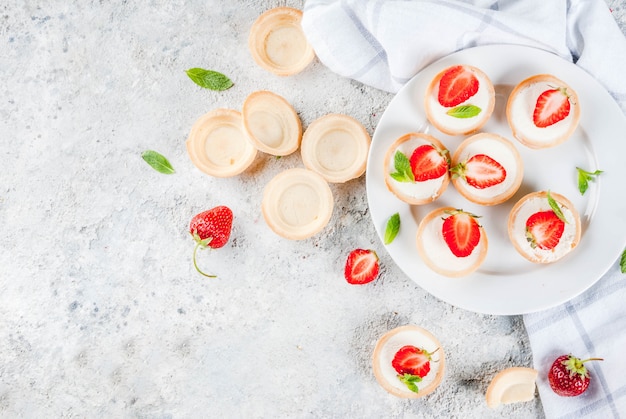 Mini cheesecakes com morango